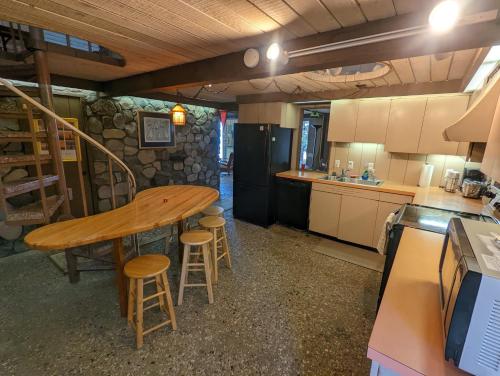New! Lwardcove - Beachfront Beauty! in Frenkforta