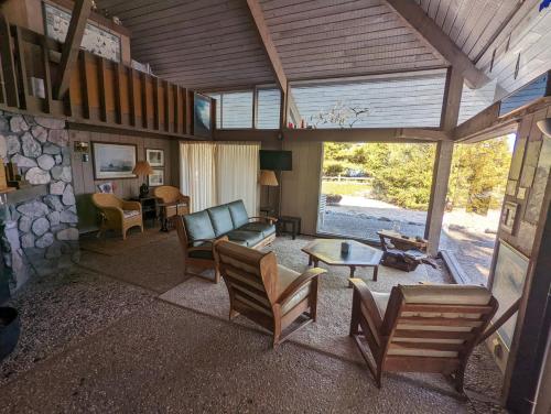 New! Lwardcove - Beachfront Beauty! in Frenkforta