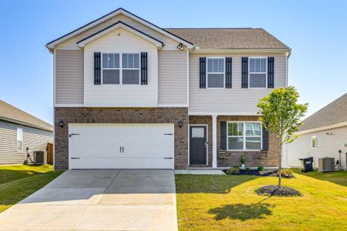 Pool Access, 2 Mi to Main St Fountain Inn Home! in 辛普森維爾