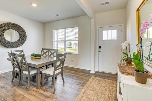 Pool Access, 2 Mi to Main St Fountain Inn Home! in 辛普森維爾