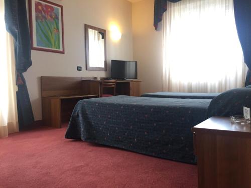 1 queen bed, 1 twin bed