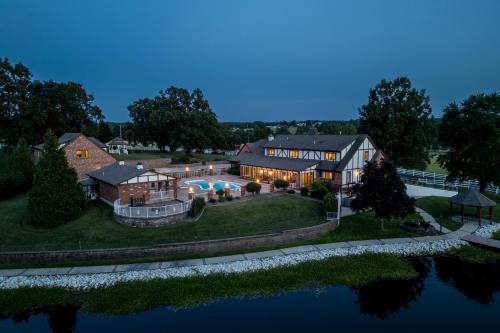 . Gated 35-Acre De Soto Estate: Pool, Lake & Patio!