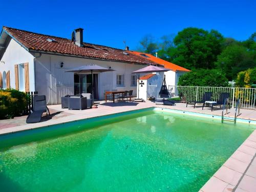 Villa in St Denis with Pool & Pyrenees View gîte à louer Saint-Denis