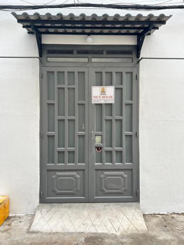 Nice House - 출입구