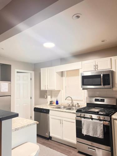 Kitchen, 3BR Executive Stay 15 Min to ATL Airport Fast Wi-Fi Free Parking in Collier Heights