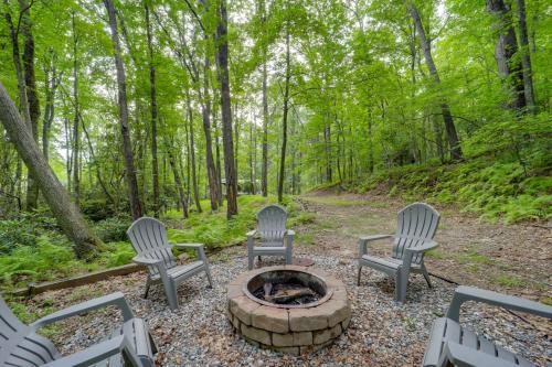 Gorgeous Boone Area Cabin with 2 Decks and Fireplaces! in Fleetwood, USA
