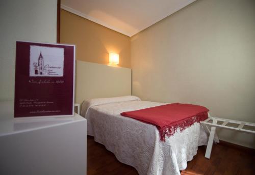 Single Room with Bathroom image 1