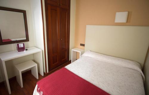 Single Room with Bathroom image 2