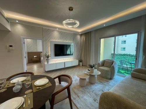 Allsopp & Allsopp - 1-Bedroom Apartment in Al Thayyal The Greens - image 10