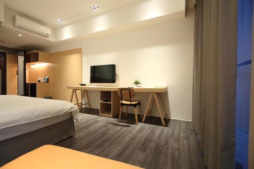 Superior Double Room with Balcony image 5
