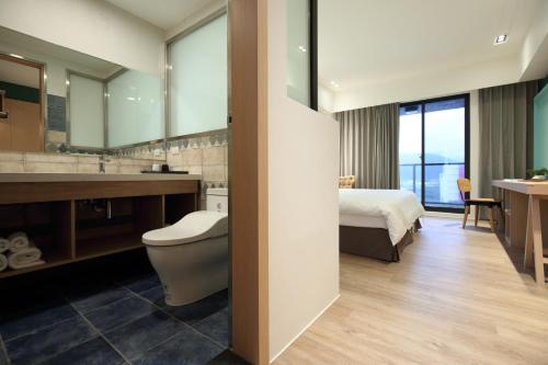 Deluxe Double Room with Balcony image 2