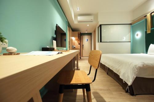 Deluxe Double Room with Balcony image 1