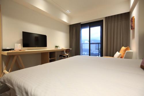 Superior Double Room with Balcony image 6