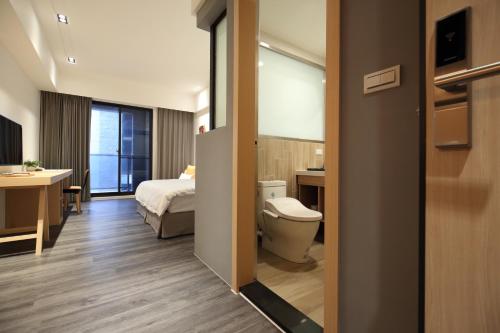 Superior Double Room with Balcony image 9