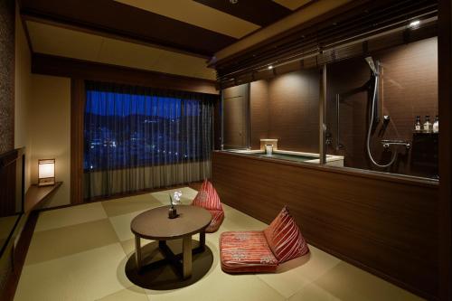 room detail thumbnail 2