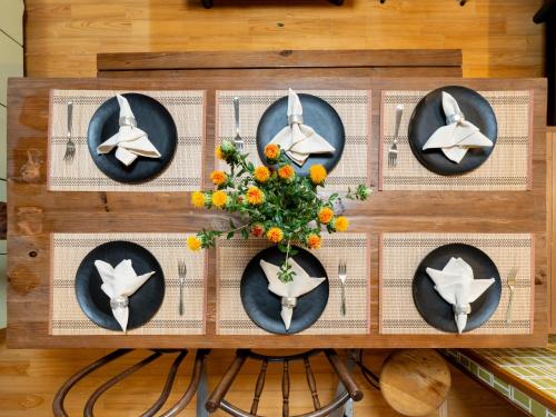 Family-Friendly Villa with BBQ, Baby Gear, Free Parking, 8min to Subway