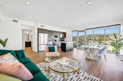 Two-Bedroom Apartment with View image 10