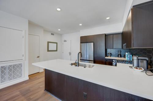 Three-Bedroom Apartment with Sea View image 10