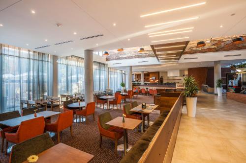 Restaurant, City Lodge Hotel Newtown Johannesburg in Johannesburg