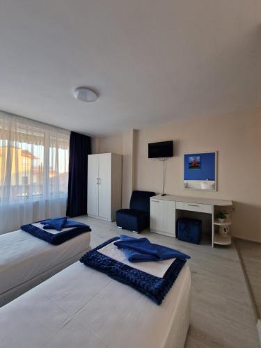 Double Room with Extra Bed image 10