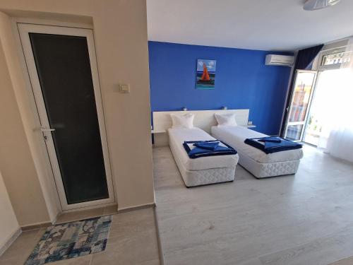 Double Room with Extra Bed image 9