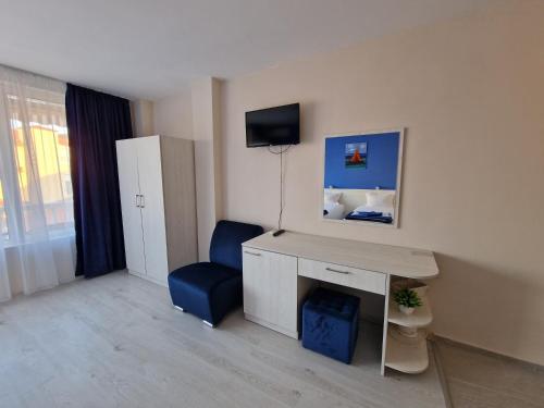 Double Room with Extra Bed image 8