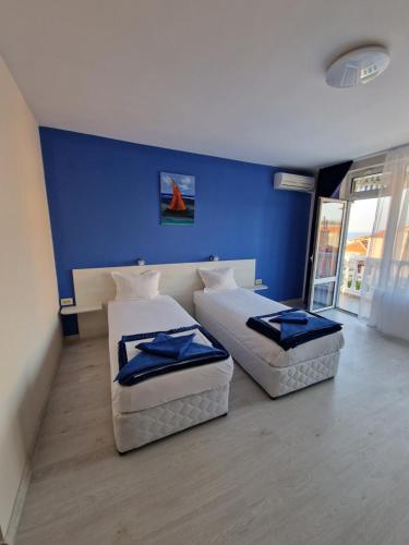 Double Room with Extra Bed image 7