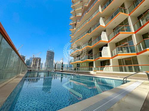 Cozy Studio with Burj Khalifa & Canal Views - image 2