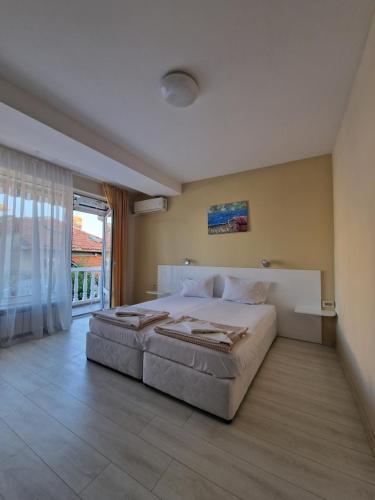 Double Room with Extra Bed image 4