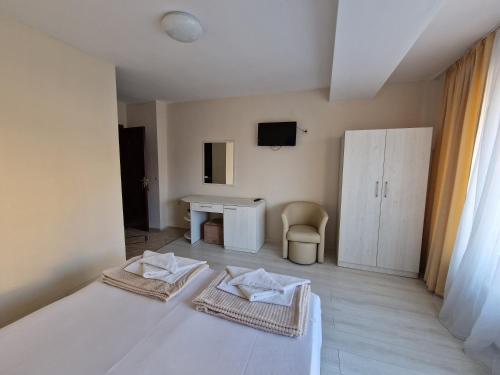 Double Room with Extra Bed image 3
