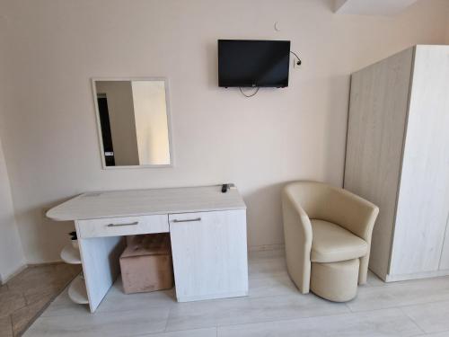 Double Room with Extra Bed image 1