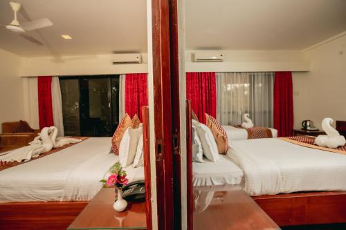 1 double bed, 2 twin beds
