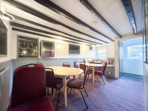 OYO Eastbank Hotel - image 7