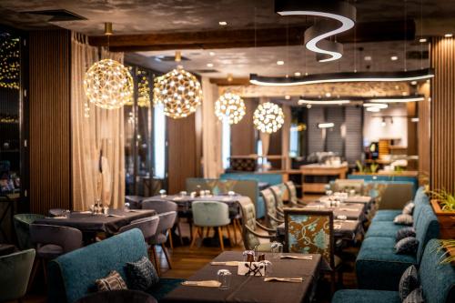 레스토랑, 갈레온 레지던스 & 스파 (Galeon Residence & SPA) in 네세바르