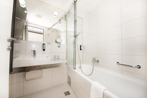 Standard Double Room with Partial Sea View image 4