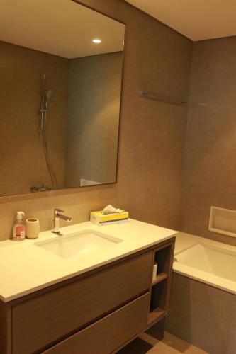 Next to Burj Khalifa 5 Mins Walk To Dubai Mall, Dubai (photo 6)