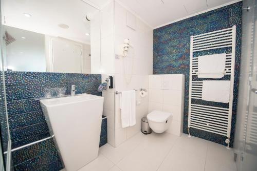 Deluxe Suite with Sea View image 6