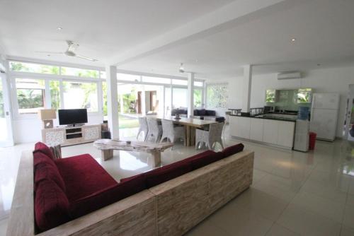 Modern 3BR Villa with Pool 5min to Beach - image 3