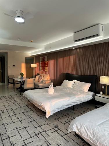 Spacious 12-Pax Stay Near Airport, City of Dreams, Okada, Ayala Malls, MOA & Solaire, Manila