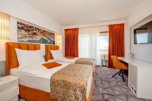 Superior Double or Twin Room with Sea View and Balcony image 7