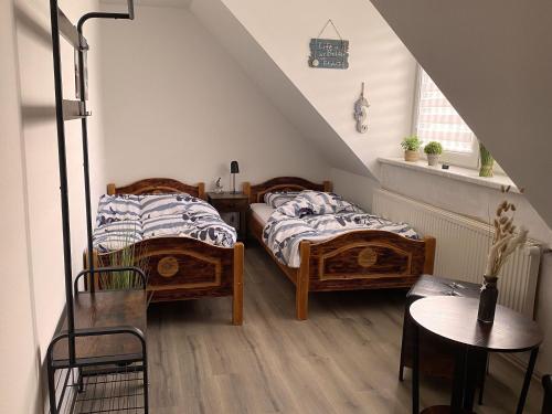 2 twin beds
