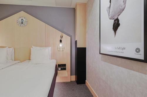 Hotel With Urban Deli - image 7