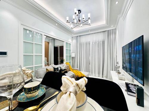 Luxury meets Wellness l Resort Style Living Oasis l Balcony Overlooking Miracle Garden, Dubaj (zdjęcie 8)