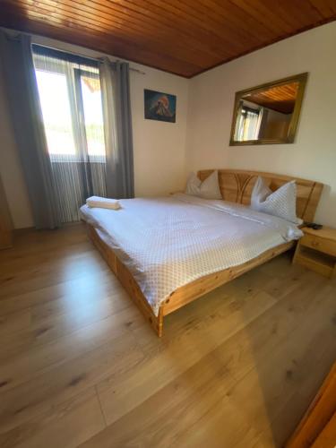 1 double bed, 1 twin bed