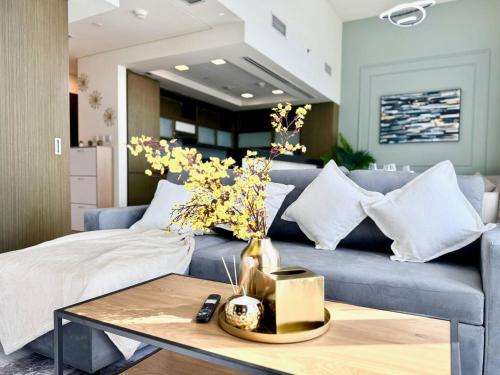 Luxury Apt Near Burj & Metro, Dubaj