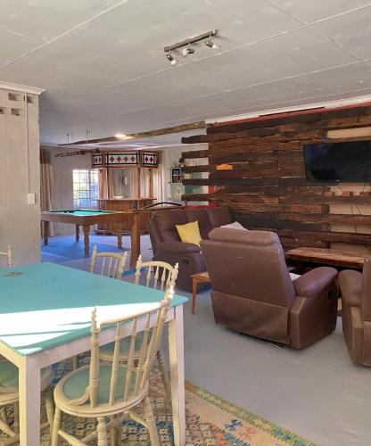 Shared lounge/TV area, Little Rock Inn in Somerset East