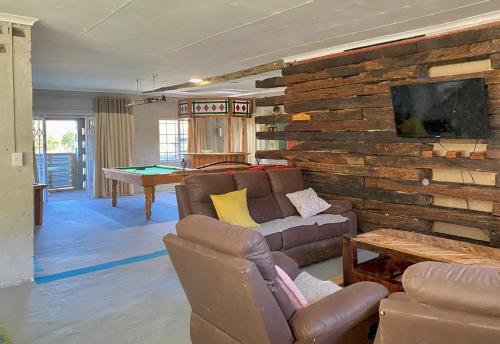Shared lounge/TV area, Little Rock Inn in Somerset East