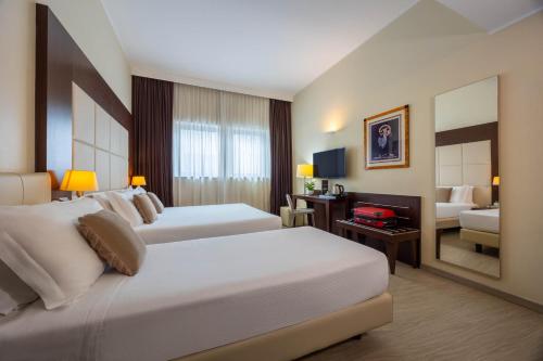 1 queen bed, 1 twin bed