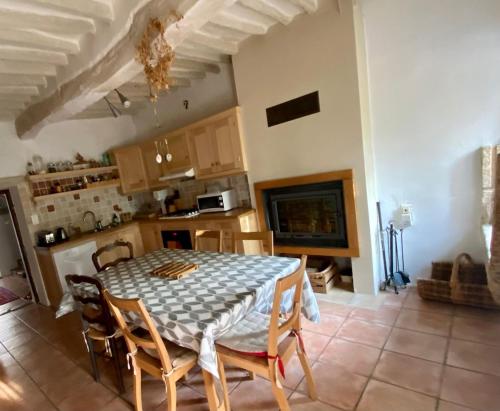 Maison de village, piscine, Colorado in Rustrel