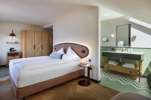 Post am See Room Type - Suite with Lake View Post am See Room Type - Suite with Lake View